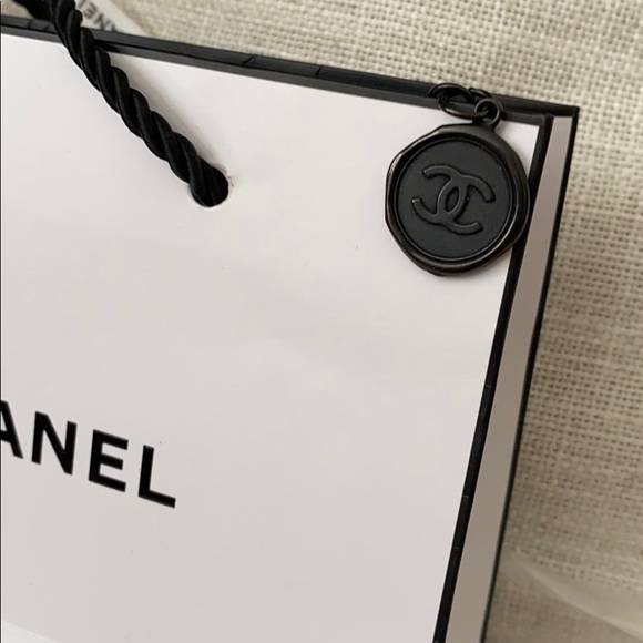 Cute Chanel charm - Picture 6 of 13